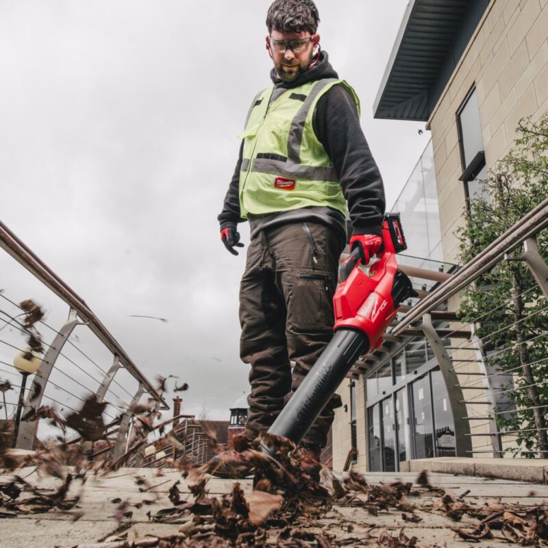Φυσητήρας μπαταρίας Milwaukee M18 σε φθινοπωρινά φύλλα